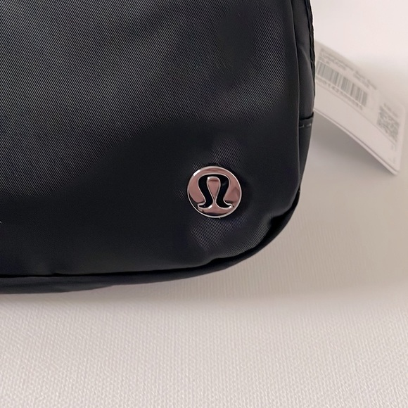 NWT Lululemon Black Everywhere Belt Bag 1L - Picture 3 of 16
